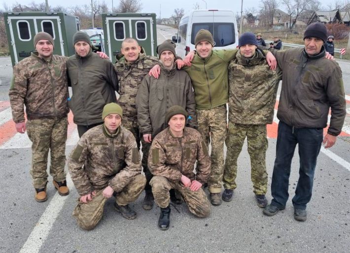 У Запорізькій області відбувся обмін полоненими: повернулися захисники Маріуполя, ЧАЕС та Зміїного (фото, відео)