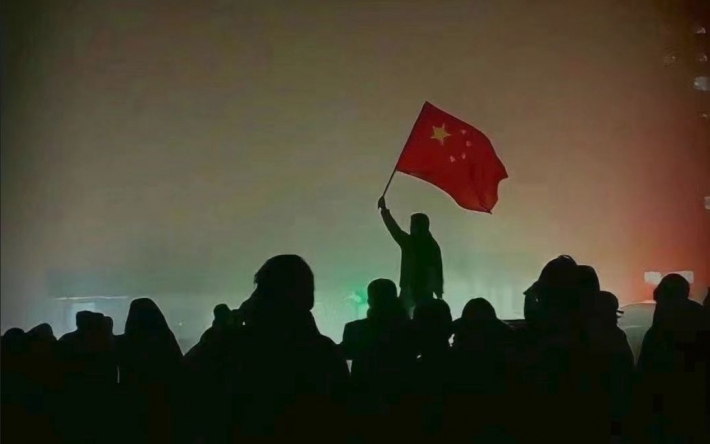 "Вставай, кто отказывается быть рабами": Китай охватили небывалые протесты (видео)