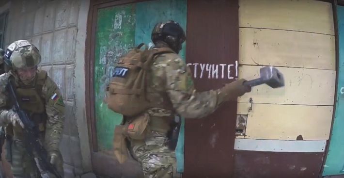 Рашисты зверствуют в Мелитопольском районе — выбивают двери и забирают телефоны