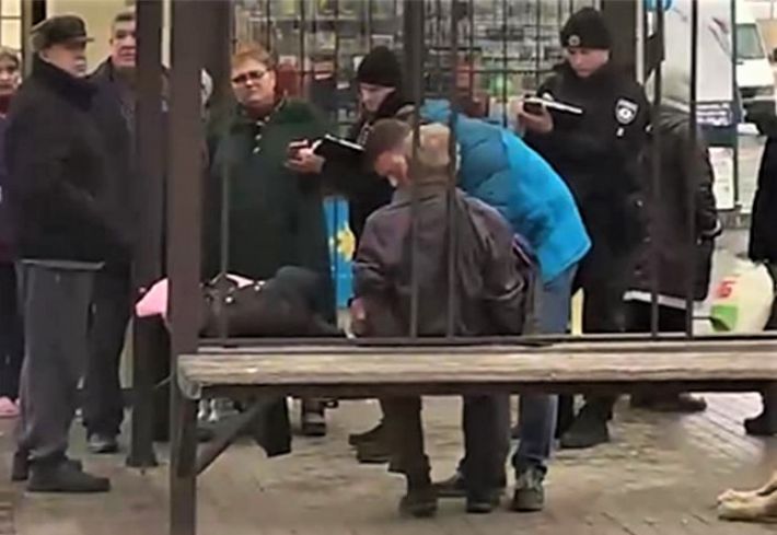 В Запорожье на остановке обнаружили мертвого мужчину (видео)