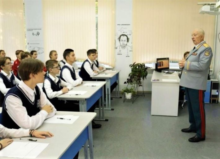 Почетный гражданин Запорожья проводит уроки мужества для российских школьников (фото)