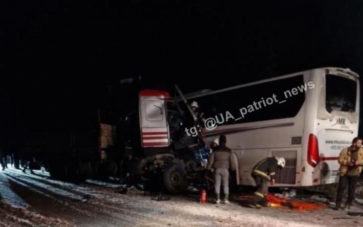 Автобус с украинскими военными разбился на границе Латвии и Эстонии: видео
