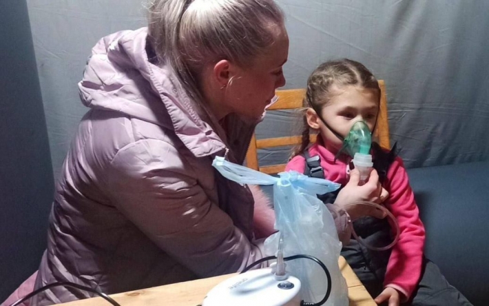 З ким воюють російські терористи: Кулеба показав чутливе фото матері з донькою із 