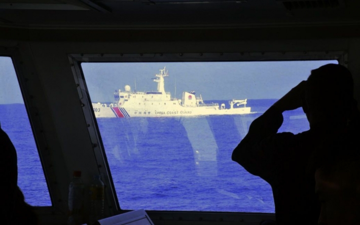Китай обвиняет США в "незаконном вторжении" ракетного крейсера во внутренние воды
