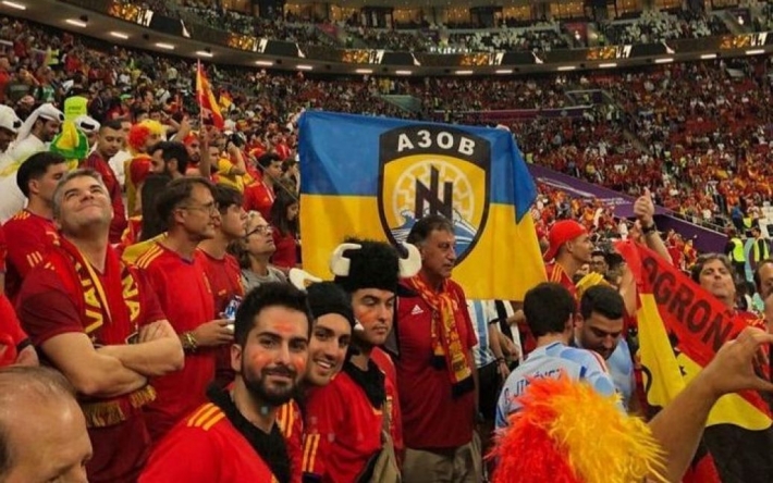 Очередной скандал: у испанских фанатов отобрали флаг полка "Азов" во время матча ЧМ-2022 (фото)