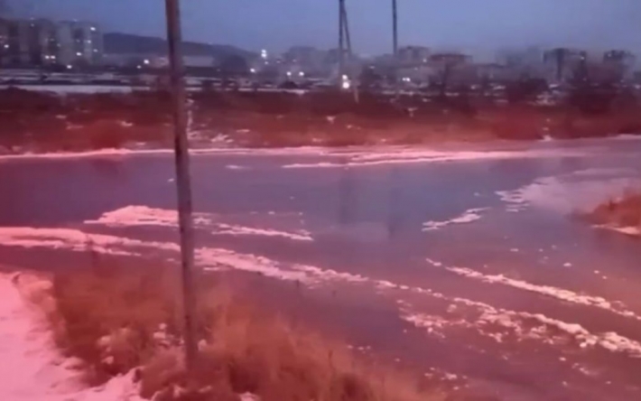 Российская "Победа" в фекалиях: в Чите микрорайон затопило озеро из экскрементов, местные не могут доехать домой
