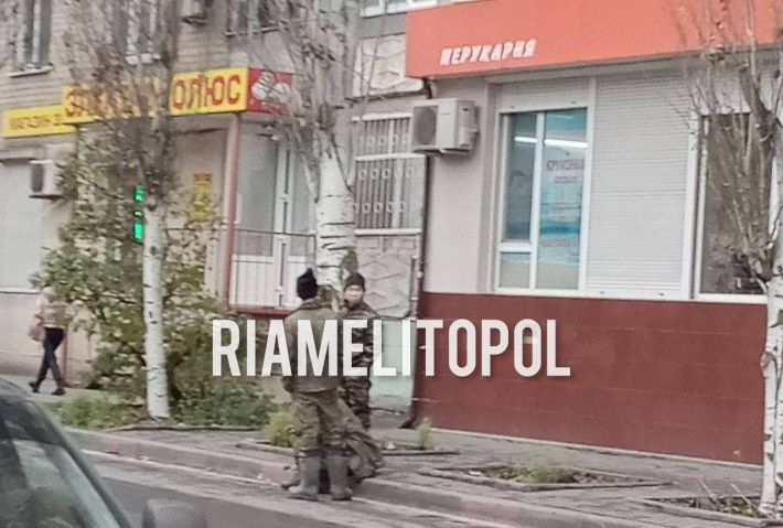 В Мелитополе оккупанты безбожно напиваются и носят друг друга по городу (фото)