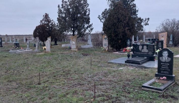 Рашисти вихваляються «упорядкуванням» цвинтаря в Мелітопольському районі