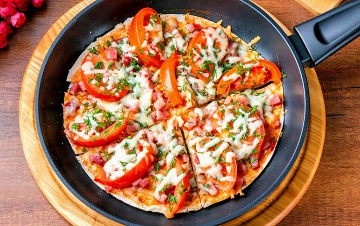 Как приготовить быструю пиццу из лаваша на сковороде: простой рецепт
