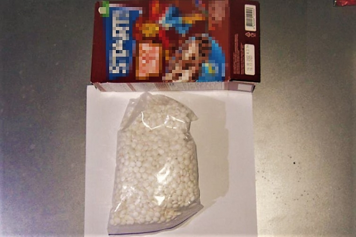 У Запоріжжі у коробці з-під пластівців виявили цінний вантаж наркотиків (фото)
