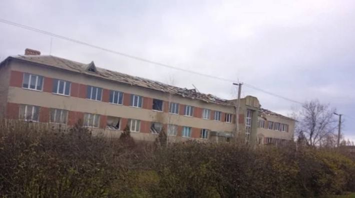 В сети показали последствия "прилета" по казарме оккупантов в Мелитопольском районе (видео)