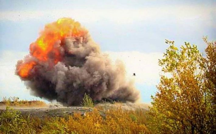 Месть за Никополь: появилось видео уничтожения российского склада БК в Запорожской области (видео)