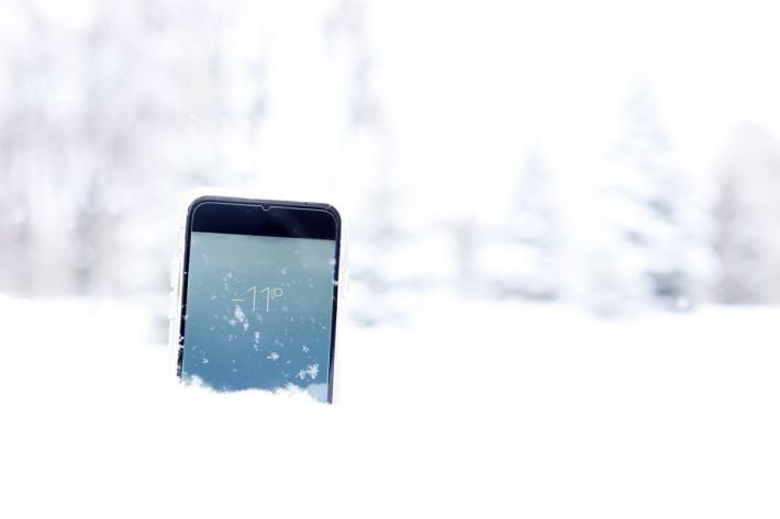 Чому телефон швидко розряджається на морозі та як цього уникнути: прості лайфхаки