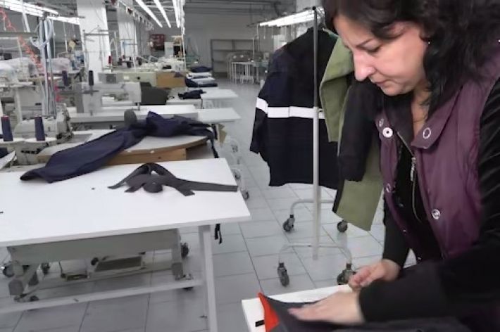 На швейной фабрике в Мелитополе собрались шить форму для "Газпрома"