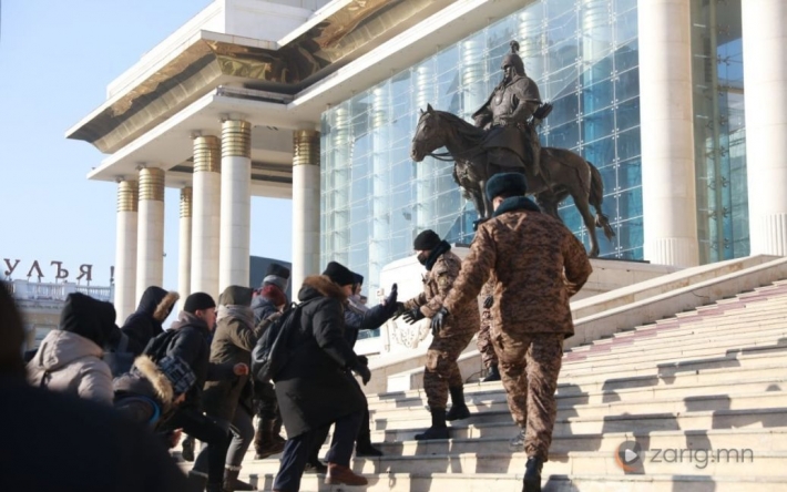 Масштабный протест в столице Монголии: митингующие штурмуют Дворец правительства (видео)