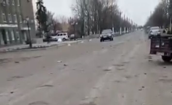 Под Мелитополем рашисты гоняют военную технику, уничтожая дороги (видео)