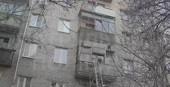 В Запорожье спасатели и патрульные помогли маленькому котенку, выпавшему с пятого этажа