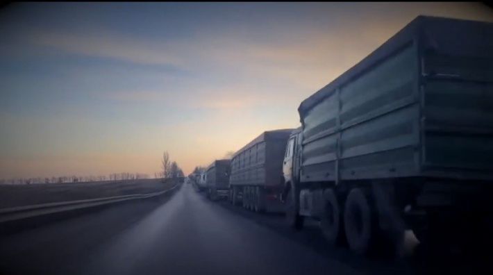 Оккупанты устроили огромную пробку от Мариуполя до Мелитополя – вывозят награбленное (видео)