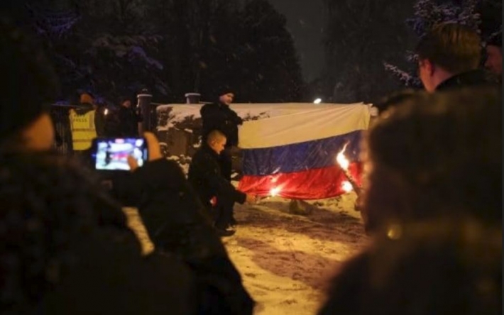 Россия истерически требует наказать финнов, которые на празднике независимости сожгли "триколор"