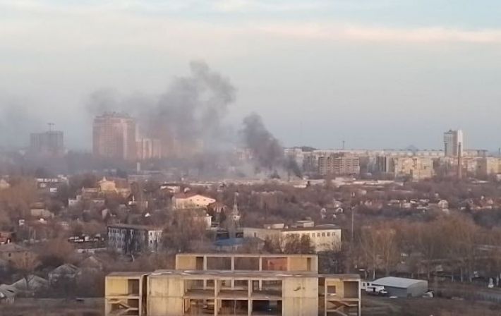 Центр оккупированного Донецка снова под обстрелом: есть "прилеты" и пожары (видео)