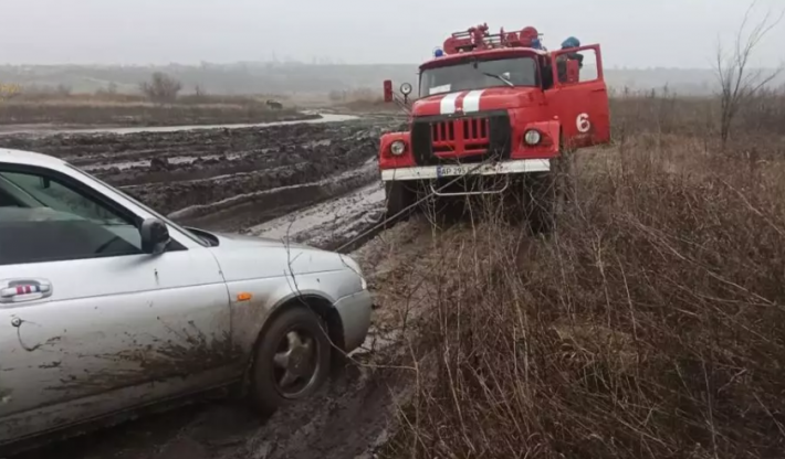 В Запорожской области спасатели помогают людям проехать по "Дороге жизни"