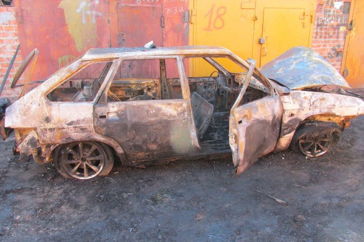 В оккупированном Мелитополе нашли сожженный автомобиль экс-начальника полиции и труп (фото)