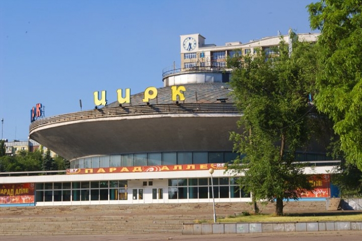 Здание Запорожского цирка дважды повредили вражеские обстрелы: объект будут реконструировать
