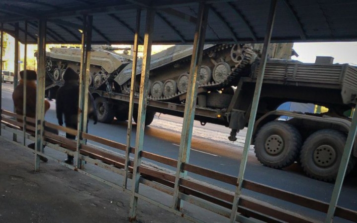После взрыва моста в Мелитополе, оккупанты перевозят военную технику в объезд