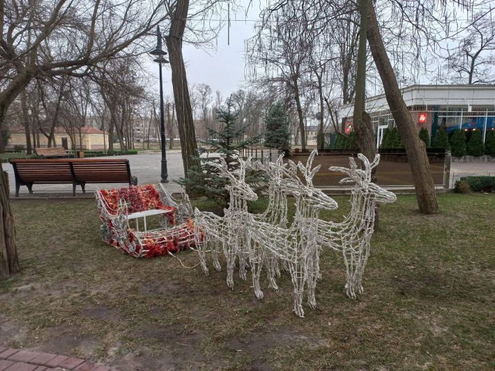 Оккупанты устанавливают в мелитопольском парке украденные декорации