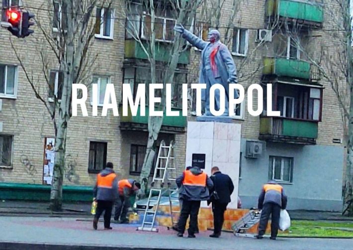 В Мелитополе партизаны покрасили Ленина - опять у полицаев конфуз (фото, видео)