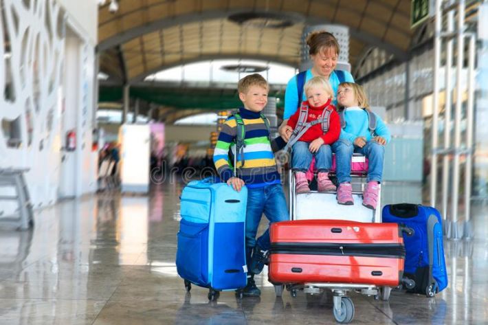 Последний заезд: волонтеры эвакуируют семьи с детьми из Мелитополя в Румынию