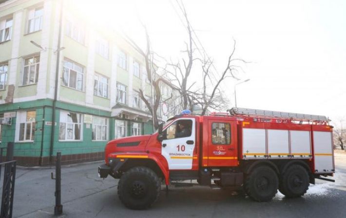 В российском Владивостоке вспыхнул масштабный пожар на складе (видео)