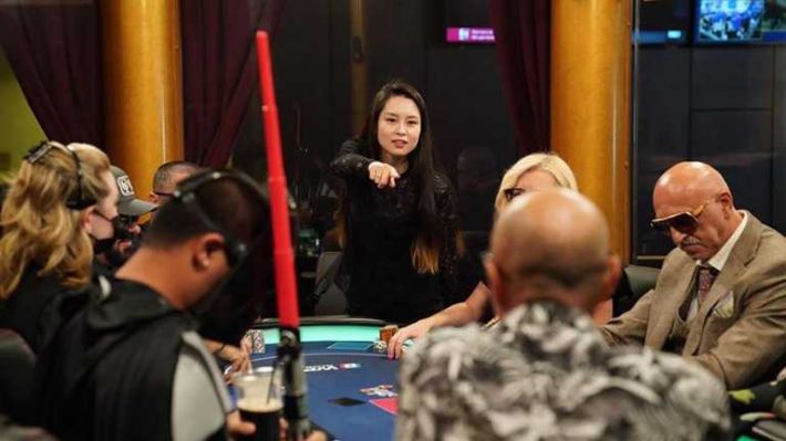 У участницы "случайно" выпала грудь во время международного турнира по покеру. Фотофакт 18+
