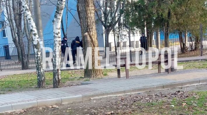 В Мелитополе во дворе школы нашли подозрительный пакет - детей эвакуируют