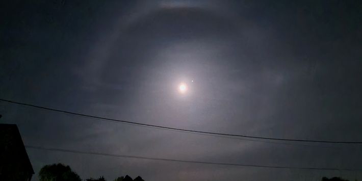 В Запорожье в небе заметили необычное природное явление (фото)