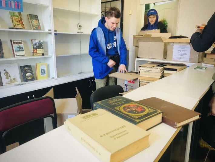 «Раньше их отбирали укронацисты»: в библиотеку Мелитополя привезли книги на русском языке (фото)
