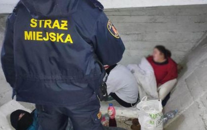 Была бледная и опухшая: в Польше в бетонном сарае нашли беременную, которая сбегала от врачей (фото)
