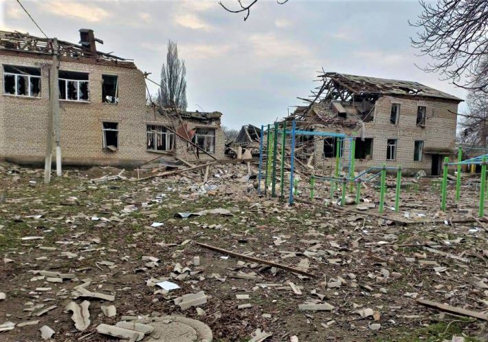 Камня на камне не осталось: оккупанты уничтожили гимназию и убили женщину в Запорожской области (фото, видео)