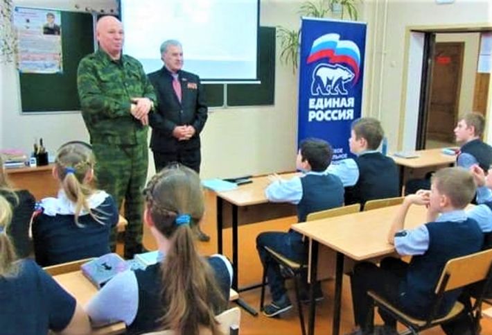 Російські загарбники розповідатимуть школярам Мелітополя про санкції, окупацію та ворогів росії