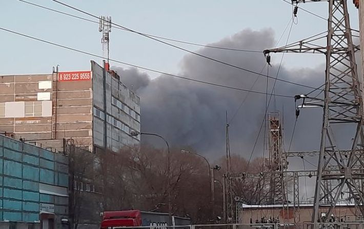 В Новосибирске вспыхнул масштабный пожар на одном из складов