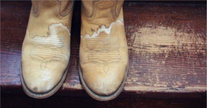 Как почистить обувь от соли: простой способ избавиться от белых разводов