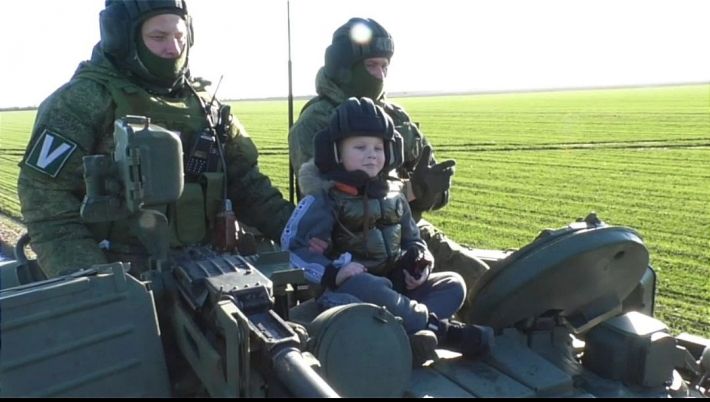 В Мелитополе оккупанты устроили «покатушки» на танке для ребенка
