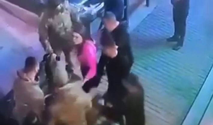 Появилось видео, как смотрящий по Мелитополю кадыровец устроил драку в ресторане Крыма