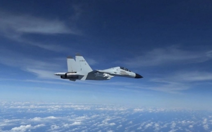 Китайский истребитель чуть не столкнулся с самолетом ВВС США: приблизился на 3 метра (видео)