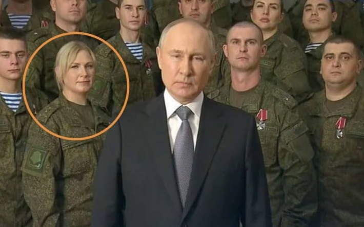 Уже была рыбачкой, продавщицей и простой прихожанкой: Путин поздравлял с Новым годом с подставными военными (фото)
