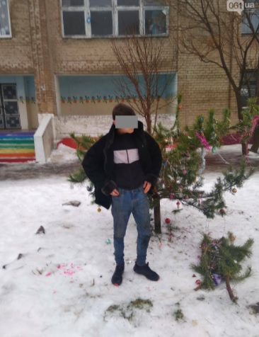В селе под Запорожьем в новогоднюю ночь подросток спилил главную елку