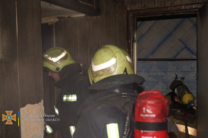 В Запорожье тушили масштабный пожар в многоэтажке (фото)