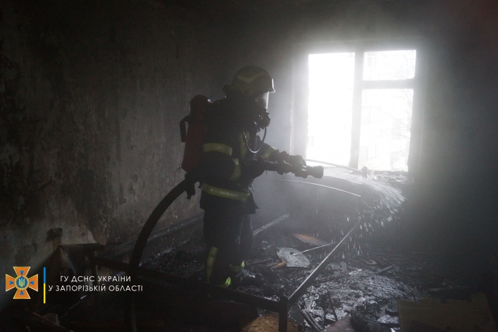 В Запорожье тушили масштабный пожар в многоэтажке (фото)