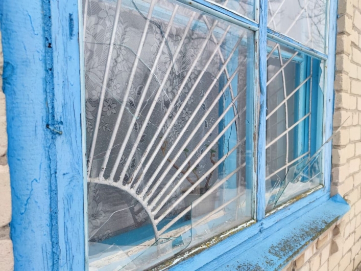 В Бердянском районе подросток разбил окна в здании сельсовета (фото)