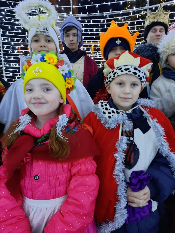 Детвора в Мелитополе радует горожан рождественским вертепом (фото)